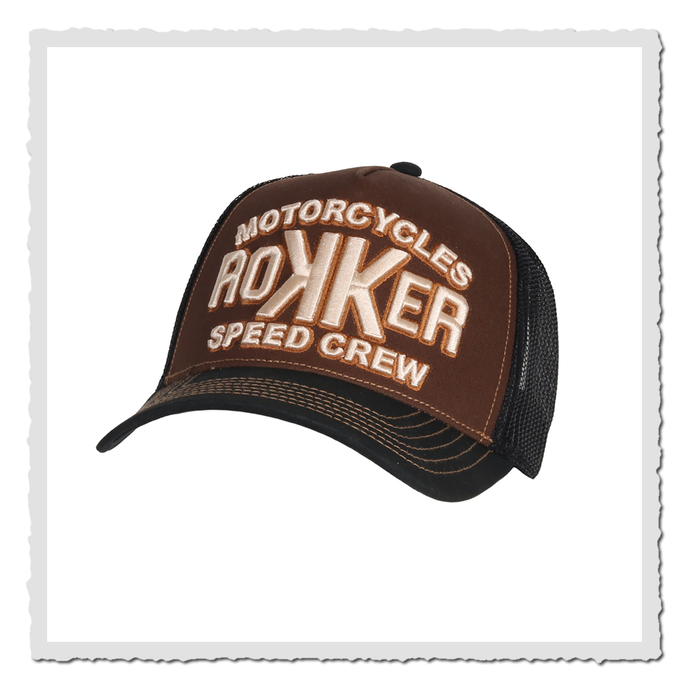 Produktfoto einer braunen und schwarzen Cap aus seitlicher Frontperspektive vor hellem Hintergrund.